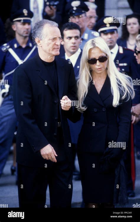 donatella versace funerale al dipendente|donatella versace.